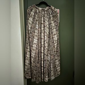Snake pattern brown, nude, tan colors. It’s a skirt from fashion nova.